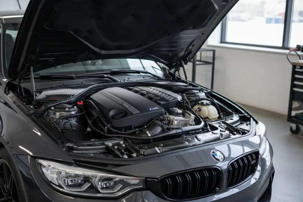 BMW автомобил с отворен капак